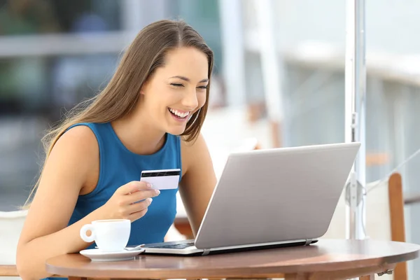 Счастливая женщина оплачивает онлайн кредитной картой — стоковое фото