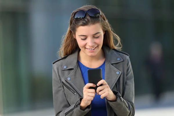 Retrato frontal de uma menina usando um telefone inteligente — Fotografia de Stock