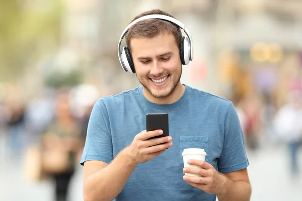 Gelukkig man lopen met het luisteren naar muziek — Stockfoto