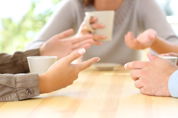 Tre mani amiche che parlano in un bar — Foto Stock