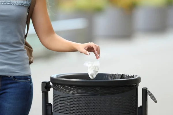 Mujer cívica tirando basura en un cubo de basura — Foto de Stock