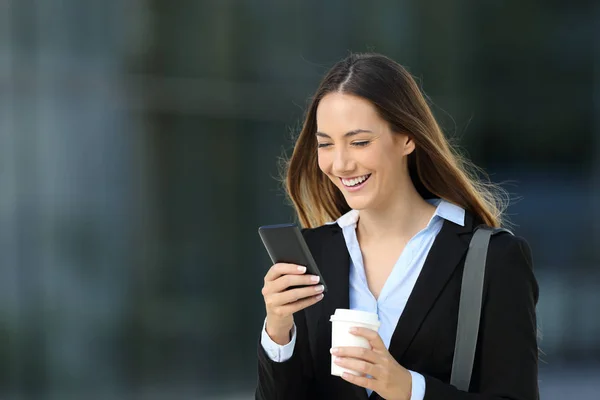 Verkställande kontrollera innehållet i en smart telefon på gatan — Stockfoto