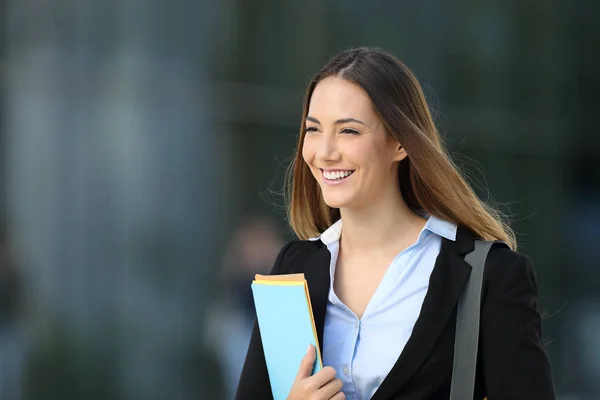 Executivo feliz sorrindo andando na rua — Fotografia de Stock