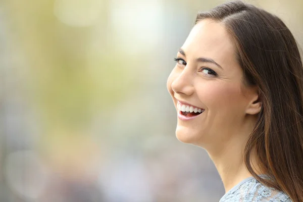 Retrato de una hermosa mujer sonriendo a la cámara — Foto de Stock