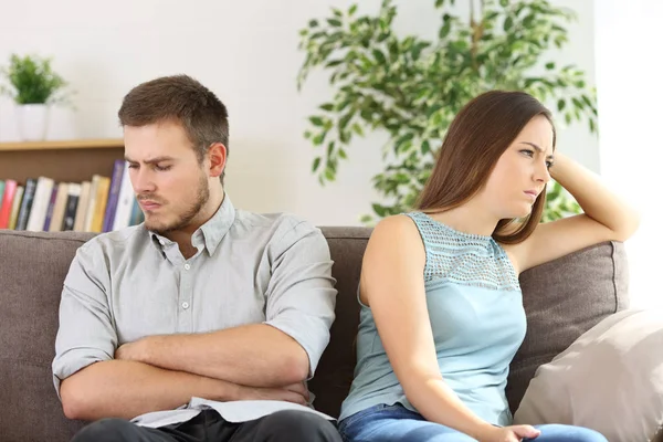 Angry couple ignoring each other — Stock Photo, Image
