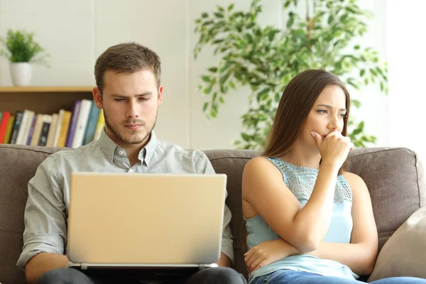 Man på linjen ignorerar till hustrun ledsen — Stockfoto