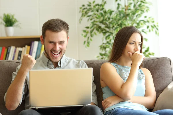 Luddite marido apostando na linha ignorando sua esposa triste — Fotografia de Stock