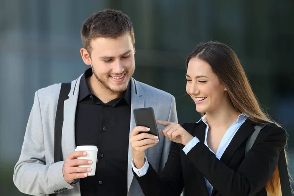 Two executives talking about phone content — Stock Photo, Image