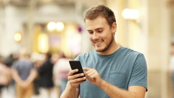 Homem feliz usando um telefone inteligente — Vídeo de Stock