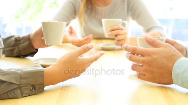 Primer plano de tres amigos hablando — Vídeos de Stock