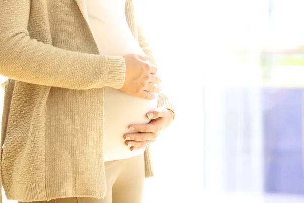 Primer plano de una mujer embarazada sosteniendo el vientre — Foto de Stock