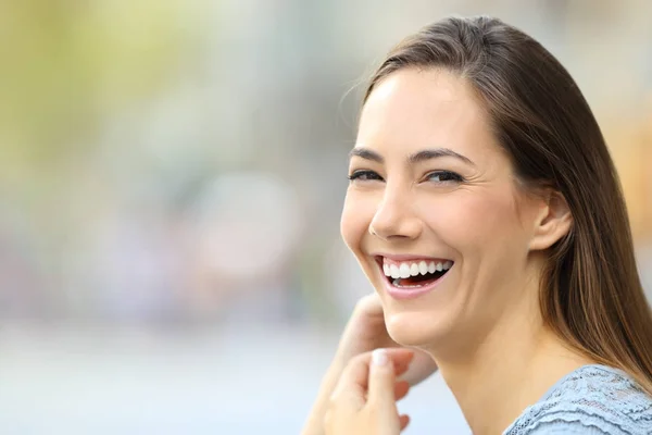 Портрет счастливой женщины, улыбающейся в камеру — стоковое фото