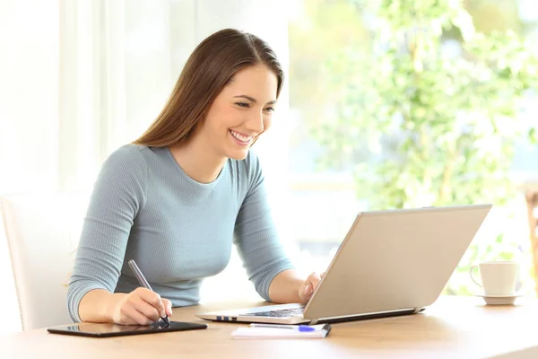 Desenho de mulher com uma caneta de exibição e um laptop — Fotografia de Stock