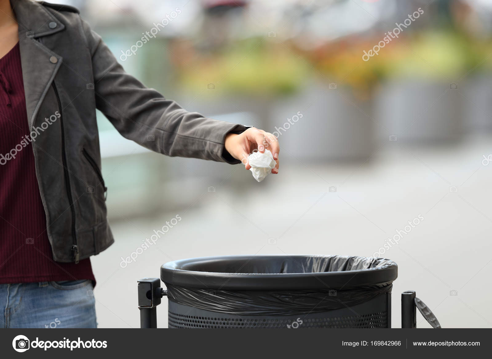 Imágenes: personas botando basura en la calle | La señora mano
