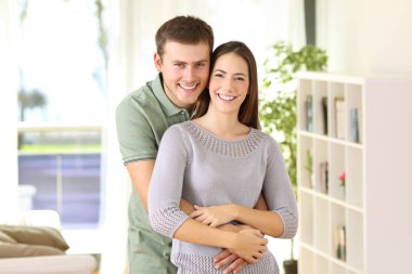 Gurur ev sahibi evde bakıyorsun poz