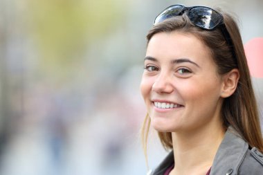 Teen bakıyorsun mükemmel bir gülümseme ile