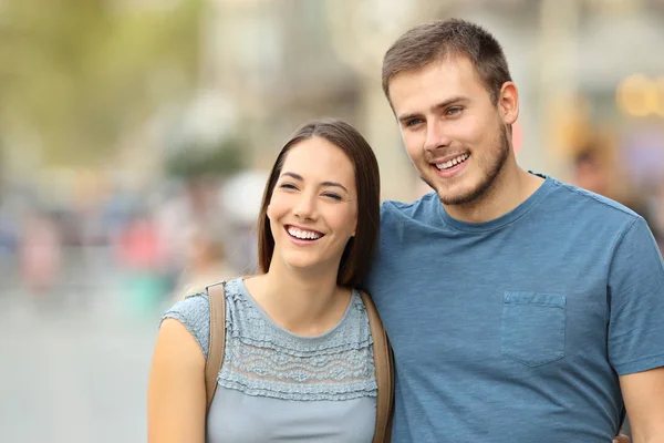 Vista frontal de um casal andando na rua — Fotografia de Stock