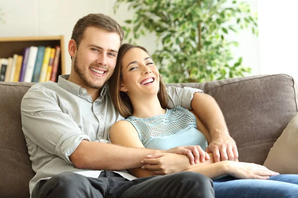 Mutlu çift evde kameraya bakarak poz