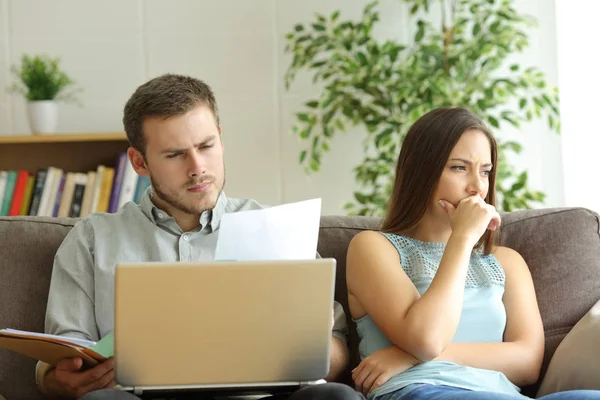 Marido viciado em trabalho e esposa insatisfeita — Fotografia de Stock