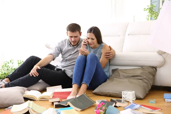 Sad couple calling to police after home robbery — Stock Photo, Image