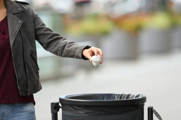 Damenhand wirft Müll in Mülleimer — Stockfoto