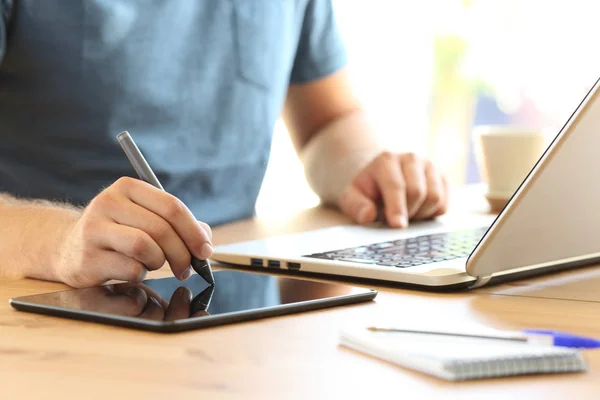 Desenho de mão de homem com uma caneta de exibição e um laptop — Fotografia de Stock