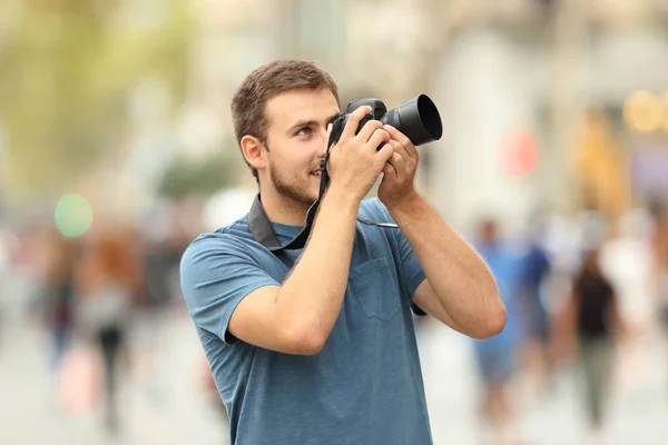 Λήψη φωτογραφιών στο δρόμο με μια φωτογραφική μηχανή dslr φωτογράφος — Φωτογραφία Αρχείου