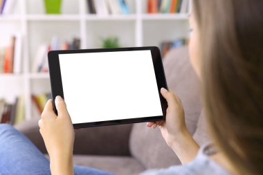 Bir tablet ekran gösterilen medya izlerken kadın