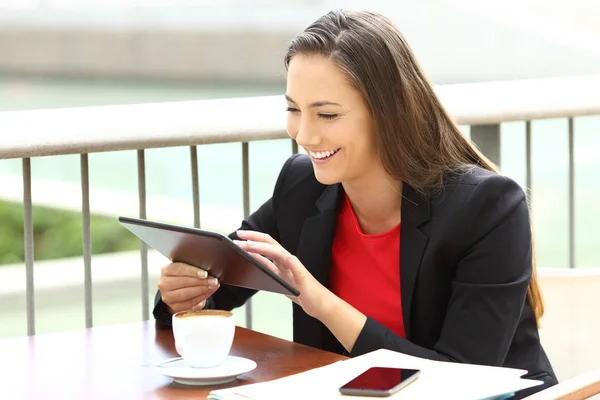 Executive working on line using a tablet in a bar — Stock Photo, Image