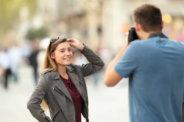 Fotógrafo fotografiando a una modelo en la calle —  Fotos de Stock