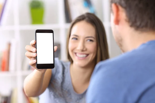 Kadın gösteren telefon ekranına bir arkadaş — Stok fotoğraf