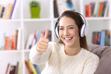 Müzik dinleme ve başparmak ile sana bakarken kız