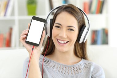 Boş akıllı telefon ekranını göstermeyi müzik kız