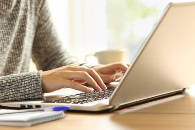 Tipik bir masa üstünde a laptop içinde Bayan eller