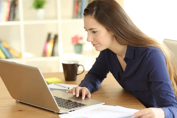 Freelance werknemer werkt op regel thuis — Stockfoto