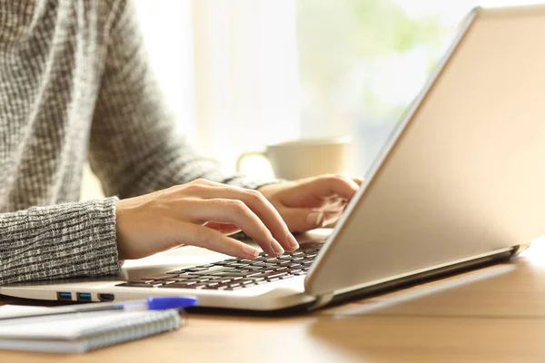 Lady manos escribiendo en un ordenador portátil en un escritorio — Foto de Stock