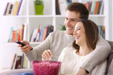Kışın evde TV izlerken Çift