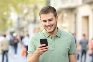 Açık bir akıllı telefon kullanan bir adam portresi
