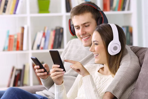 Pasangan bahagia mendengarkan musik di rumah — Stok Foto