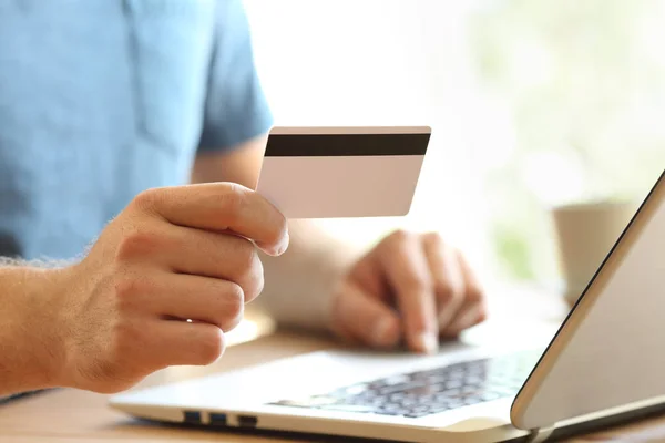 Mano de hombre pagando en línea con tarjeta de crédito — Foto de Stock