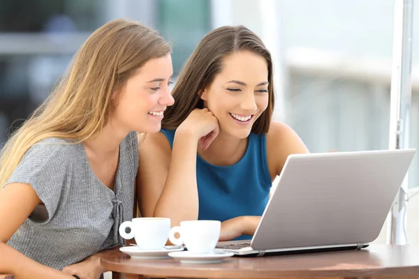 Dos amigos viendo contenido en streaming en línea — Foto de Stock