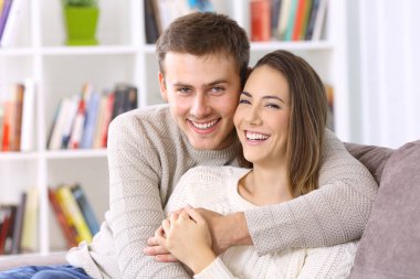 Mutlu çift evde bir kanepede birlikte poz