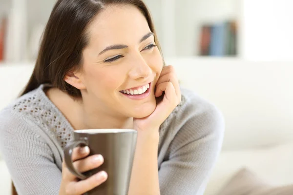 Mulher feliz segurando uma xícara de café — Fotografia de Stock