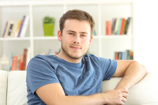 Porträt eines entspannten Mannes zu Hause — Stockfoto