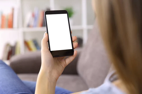 Frau benutzt Smartphone mit leerem Bildschirm — Stockfoto