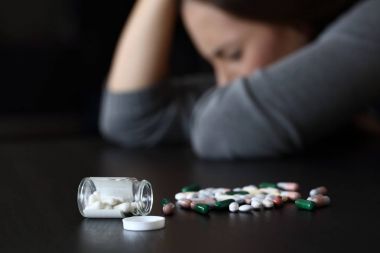 Bir sürü hapın yanında depresyondaki kadın.