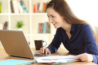 Hatta evde bir dizüstü bilgisayar ile çalışma serbest meslek