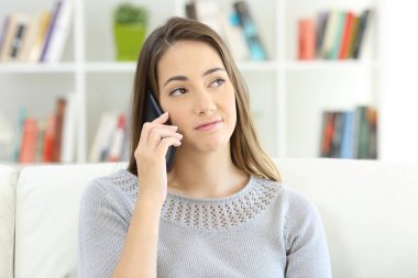 Şüpheli müşteri evde telefon sohbet