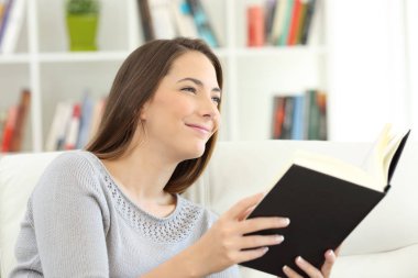 Kitap okurken hayal kadın