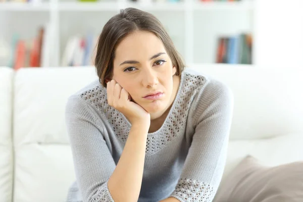 Aburrido ama de casa mirándote en casa — Foto de Stock